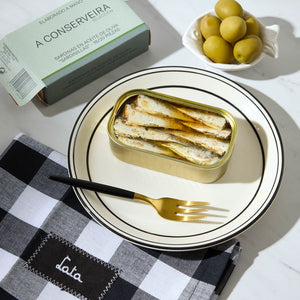 An opened tin of A Conserveira Sardinas en Aceite de Oliva