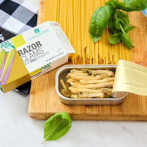 An opened tin of Porto-Muiños Razor Clams with Sea Spaguetti