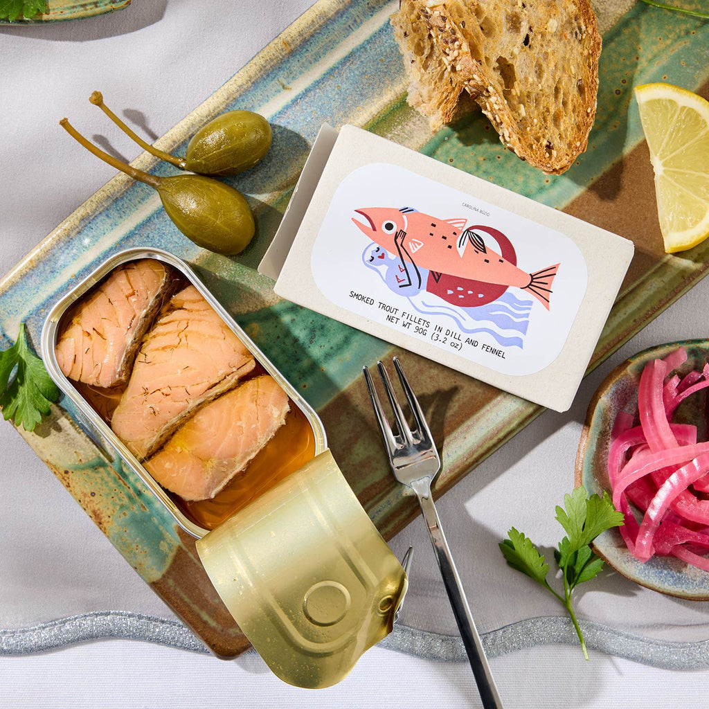 A top view of an opened tin of José Gourmet Smoked Trout Fillets in Dill and Fennel