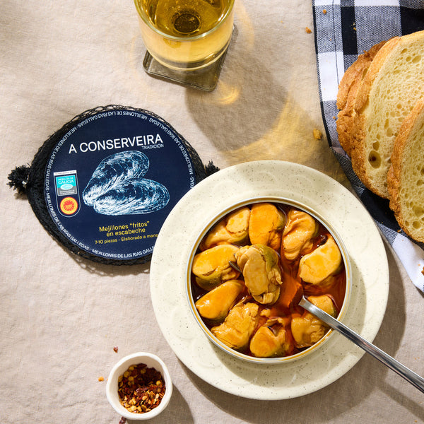 An opened tin of A Conserveira Tradición Fried Mussels in Pickle Sauce