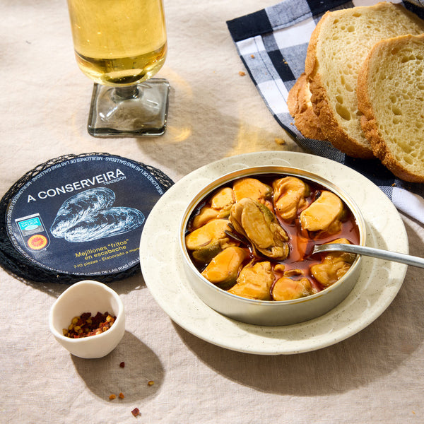 An opened tin of A Conserveira Fried Mussels in Pickle Sauce