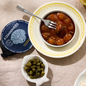 An opened tin of A Conserveira Tradición Zamburiñas en salsa de Vieira