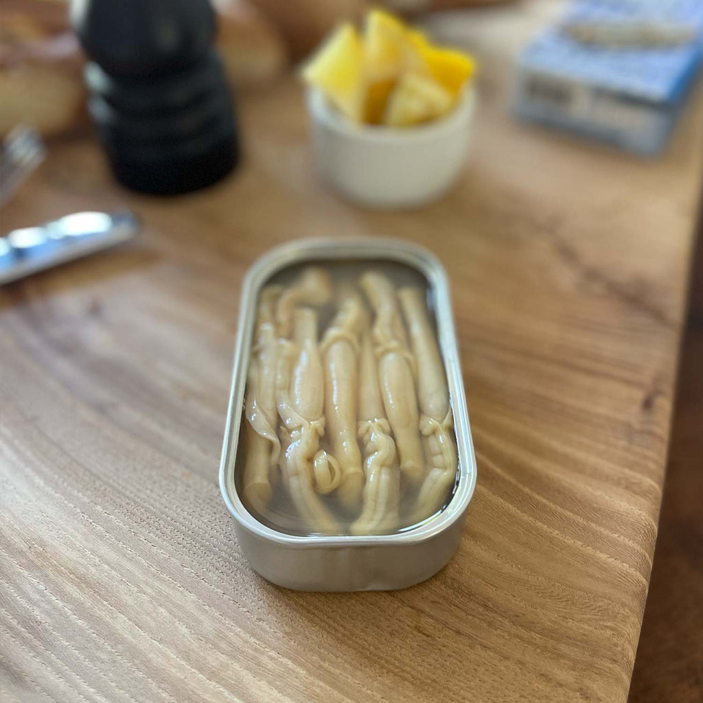 An opened tin of Samare Razor Clams in Brine