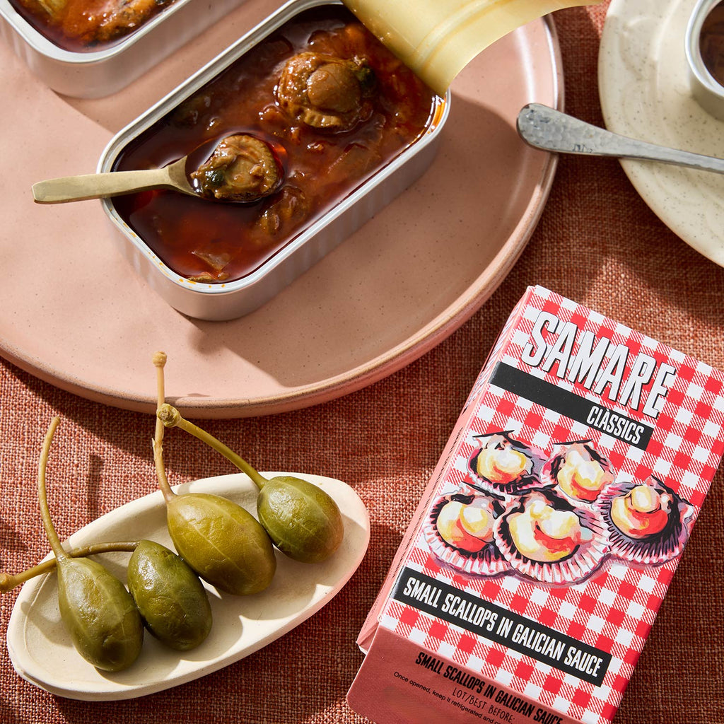 A top view of an opened tin of Samare Small Scallops in Galician Sauce