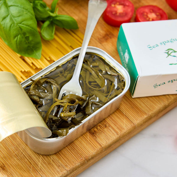 An opened tin of Porto-Muiños Sea Spaghetti with Young Garlic