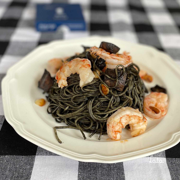 Artesanos Alalunga Cuttlefish in its own Ink served with pasta